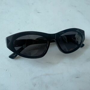 Chic Cat-Eye Oval Black Sunglasses